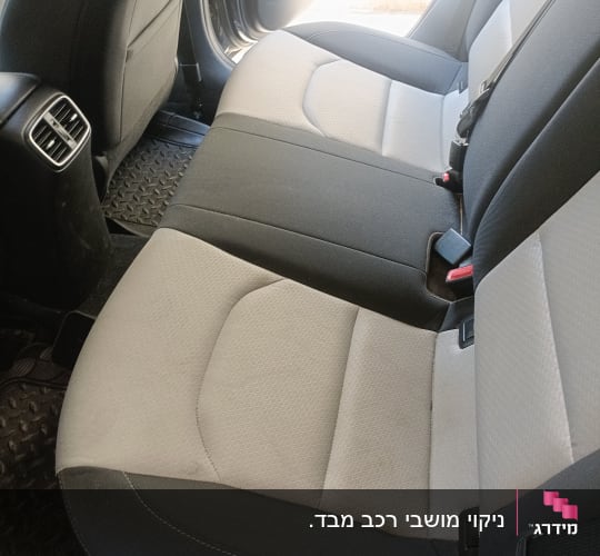 מושב רכב נקי עם דלת פתוחה